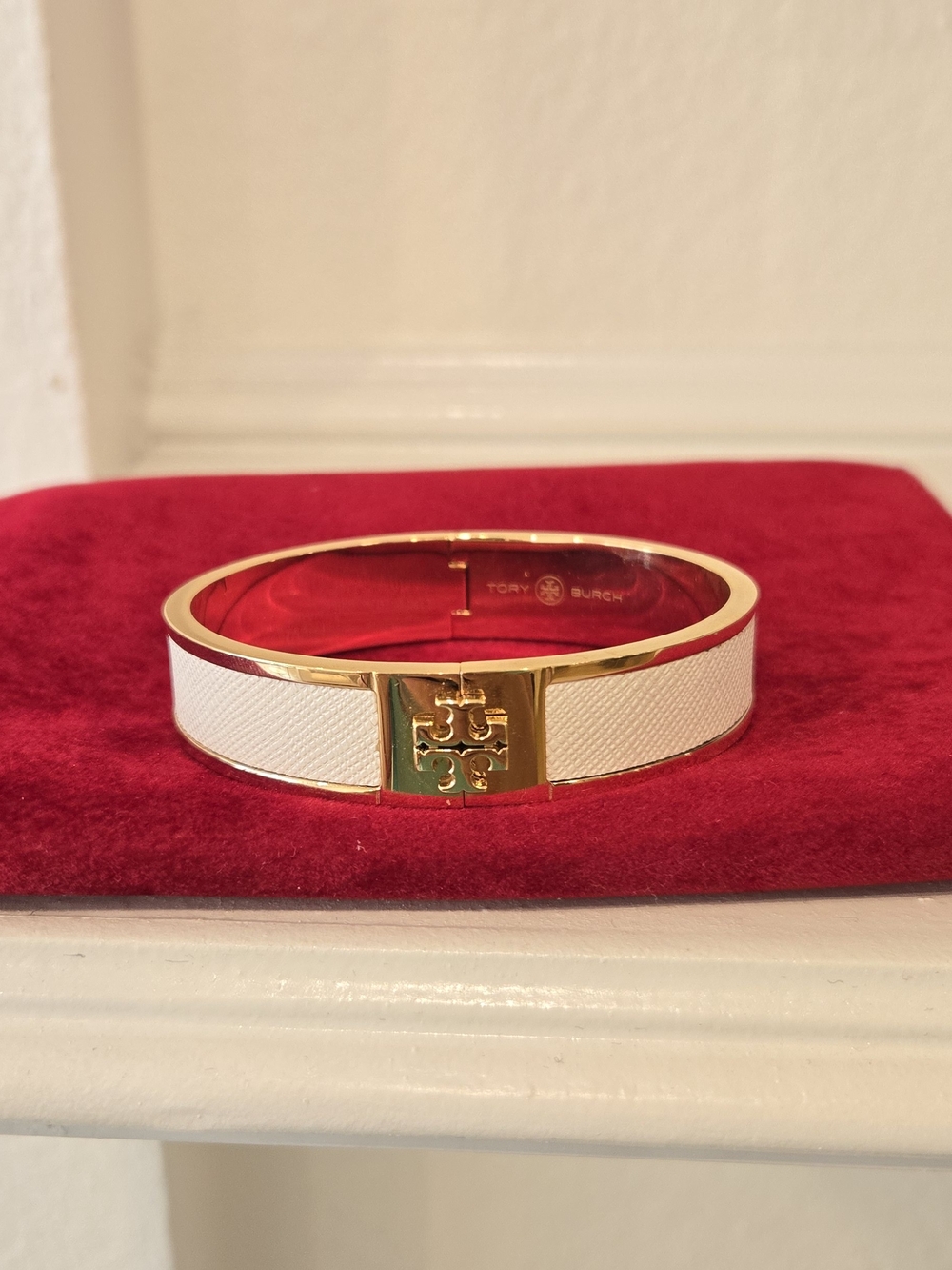 Brand New White Tory Burch Kira Enamel Medium Hinged Bangle Bracelet with logo